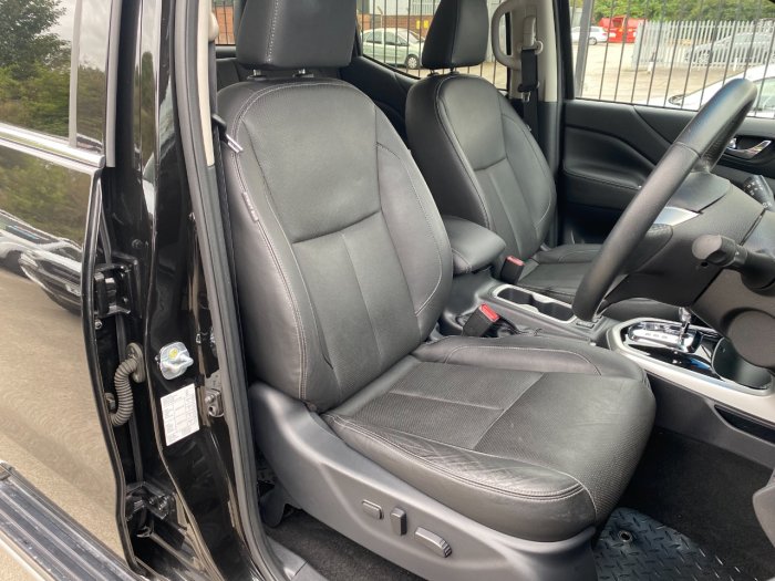 Nissan Navara Double Cab Pick Up Tekna 2.3dCi 190 4WD Auto Pick Up Diesel Black