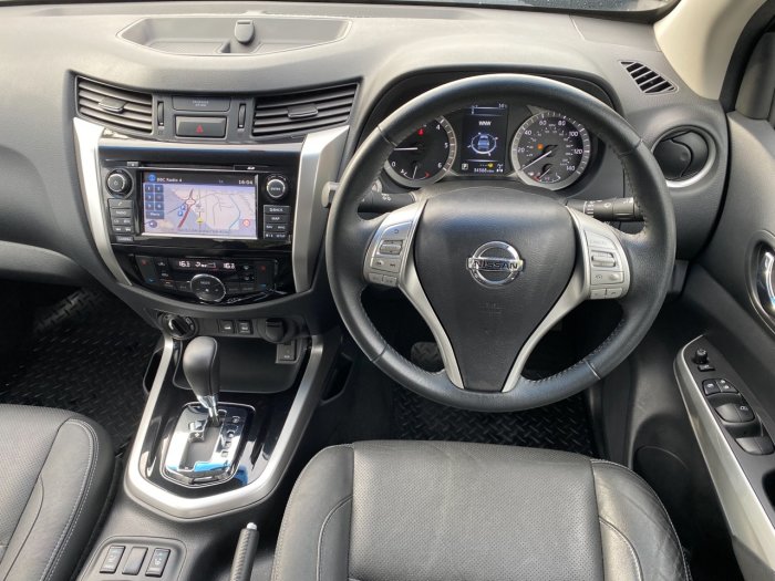 Nissan Navara Double Cab Pick Up Tekna 2.3dCi 190 4WD Auto Pick Up Diesel Black