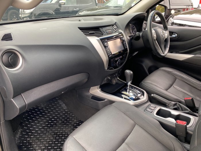 Nissan Navara Double Cab Pick Up Tekna 2.3dCi 190 4WD Auto Pick Up Diesel Black