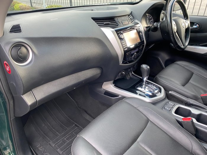 Nissan Navara Double Cab Pick Up Tekna 2.3dCi 190 4WD Auto Pick Up Diesel Green