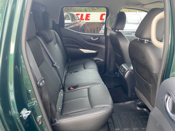 Nissan Navara Double Cab Pick Up Tekna 2.3dCi 190 4WD Auto Pick Up Diesel Green