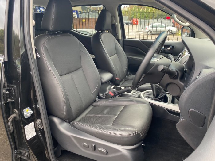 Nissan Navara Double Cab Pick Up Tekna 2.3dCi 190 4WD Pick Up Diesel Black