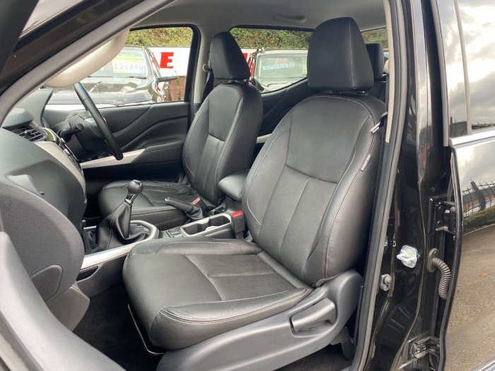 Nissan Navara Double Cab Pick Up Tekna 2.3dCi 190 4WD Pick Up Diesel Black