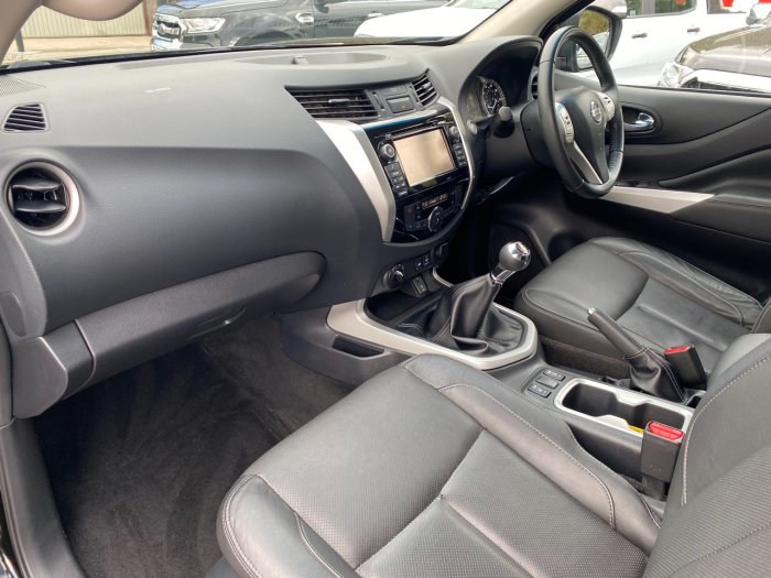 Nissan Navara Double Cab Pick Up Tekna 2.3dCi 190 4WD Pick Up Diesel Black