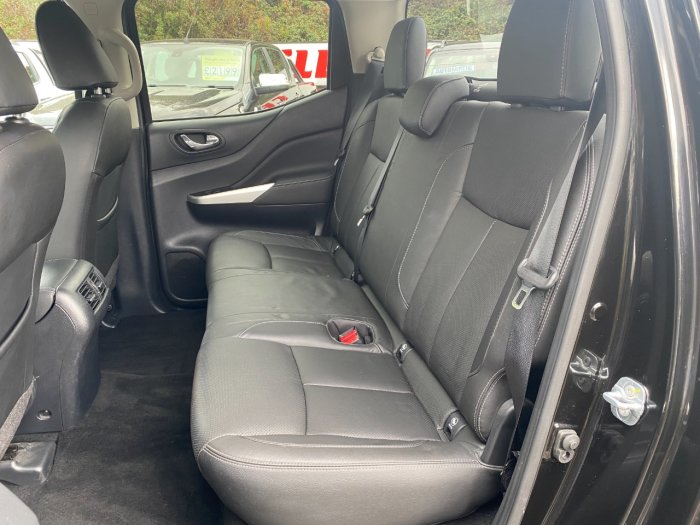 Nissan Navara Double Cab Pick Up Tekna 2.3dCi 190 4WD Pick Up Diesel Black