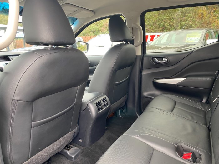 Nissan Navara Double Cab Pick Up Tekna 2.3dCi 190 4WD Pick Up Diesel Black