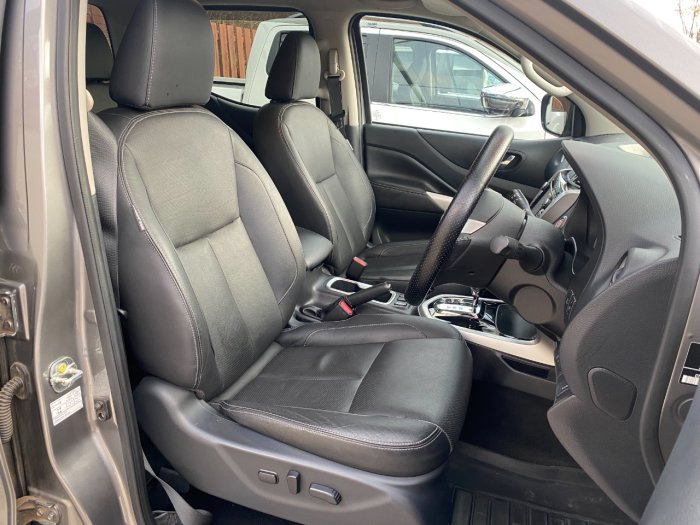 Nissan Navara Double Cab Pick Up Tekna 2.3dCi 190 4WD Auto Pick Up Diesel Grey