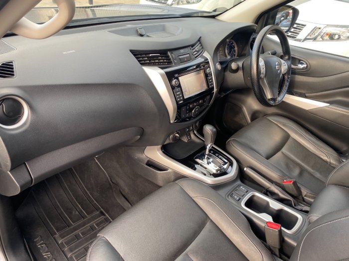 Nissan Navara Double Cab Pick Up Tekna 2.3dCi 190 4WD Auto Pick Up Diesel Grey