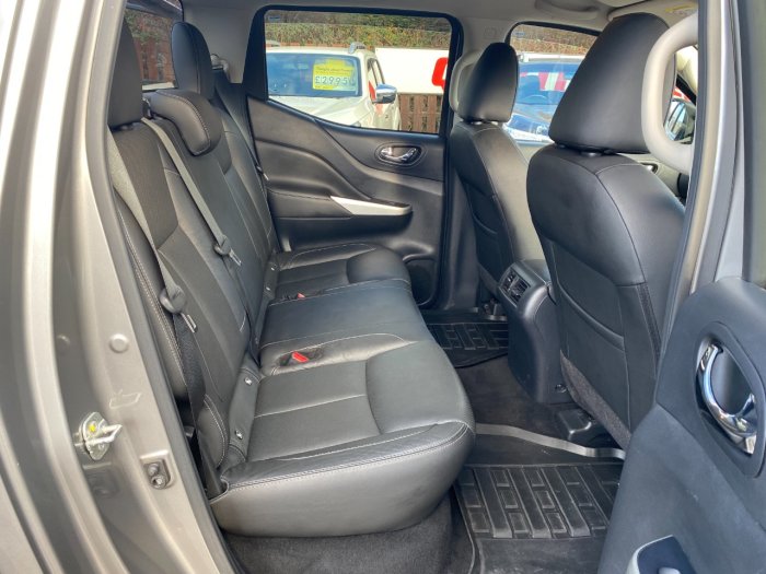 Nissan Navara Double Cab Pick Up Tekna 2.3dCi 190 4WD Auto Pick Up Diesel Grey