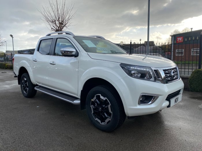 Nissan Navara Double Cab Pick Up Tekna 2.3dCi 190 TT 4WD Pick Up Diesel White