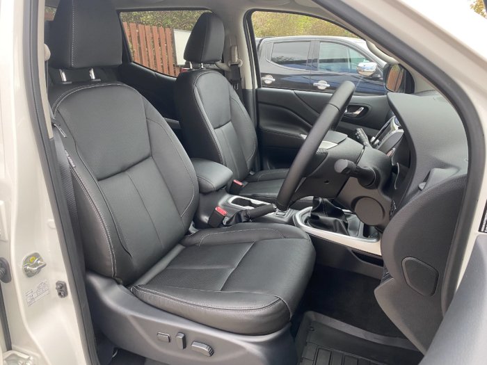 Nissan Navara Double Cab Pick Up Tekna 2.3dCi 190 TT 4WD Pick Up Diesel White