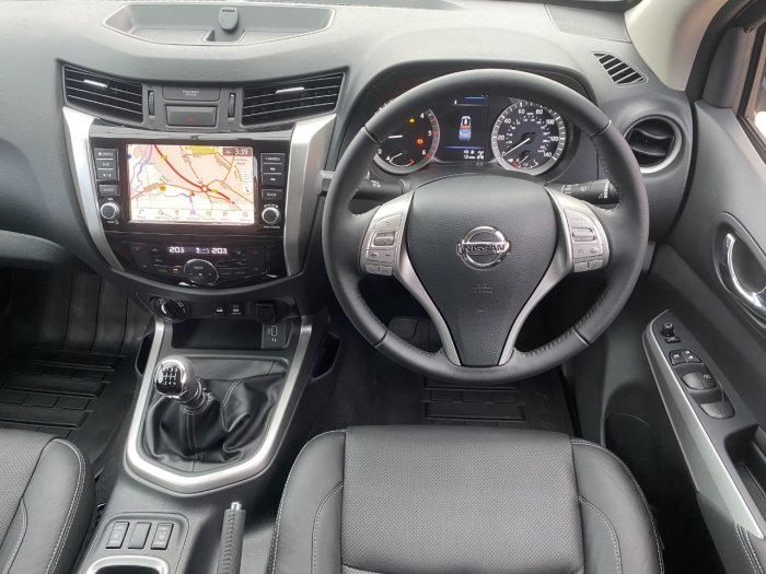 Nissan Navara Double Cab Pick Up Tekna 2.3dCi 190 TT 4WD Pick Up Diesel White