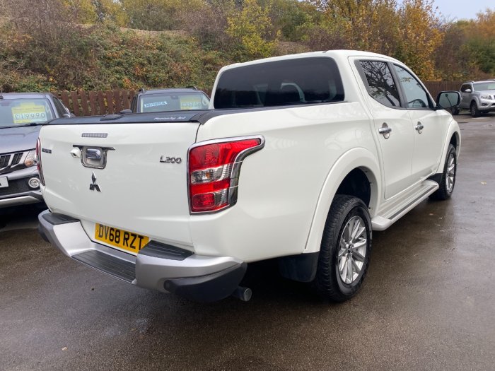 Mitsubishi L200 2.4 Double Cab DI-D 178 Barbarian 4WD Auto Pick Up Diesel White