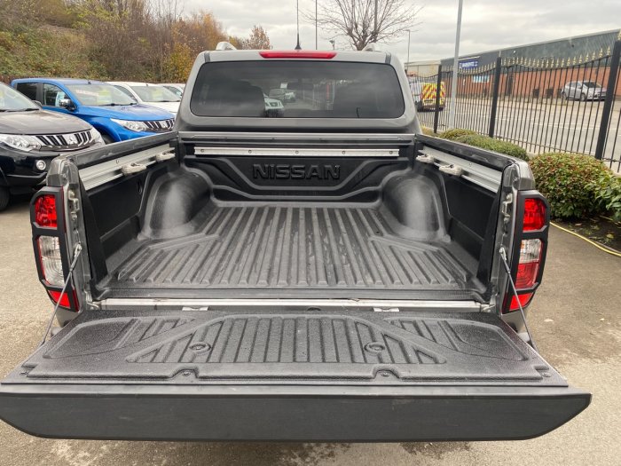 Nissan Navara Double Cab Pick Up Tekna 2.3dCi 190 4WD Auto Pick Up Diesel Grey