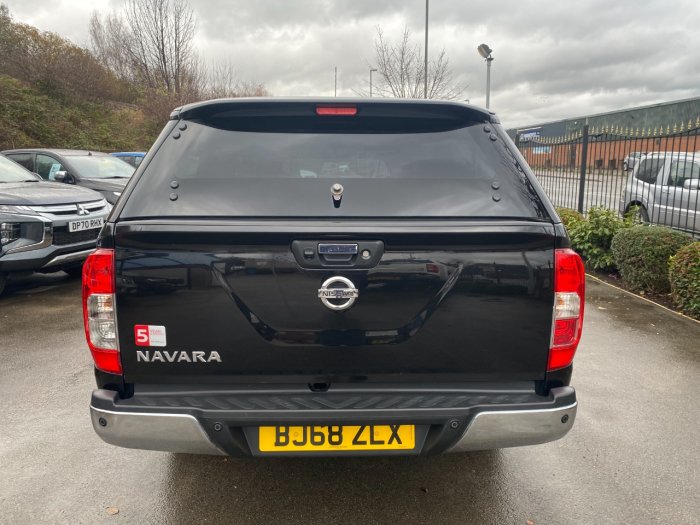 Nissan Navara Double Cab Pick Up Tekna 2.3dCi 190 4WD Pick Up Diesel Black