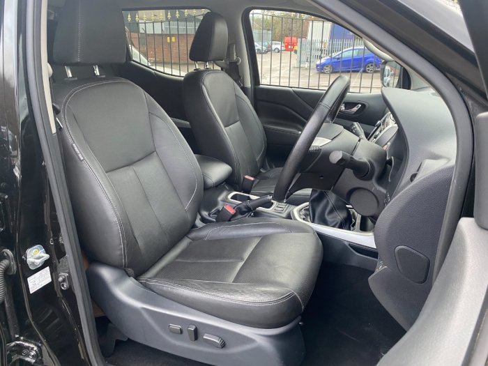 Nissan Navara Double Cab Pick Up Tekna 2.3dCi 190 4WD Pick Up Diesel Black