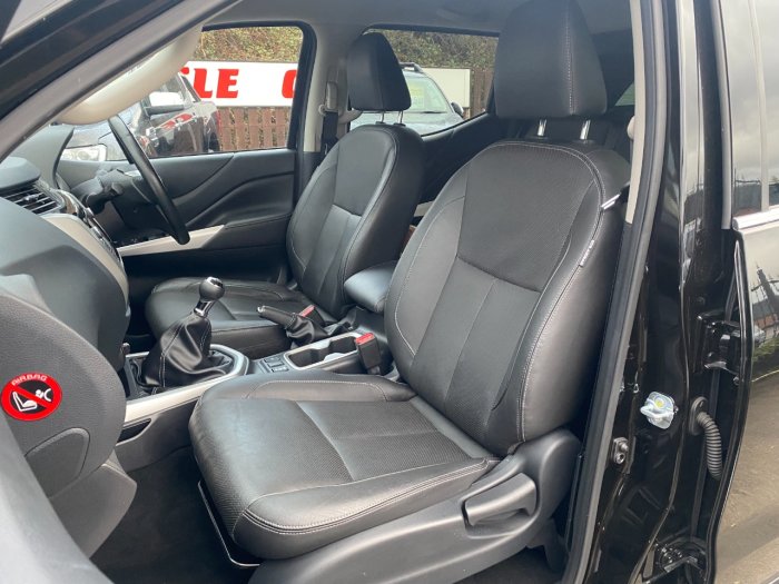 Nissan Navara Double Cab Pick Up Tekna 2.3dCi 190 4WD Pick Up Diesel Black