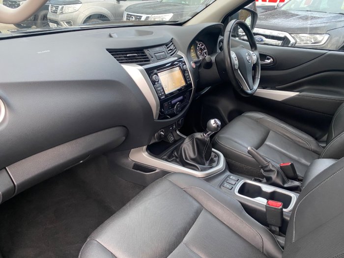 Nissan Navara Double Cab Pick Up Tekna 2.3dCi 190 4WD Pick Up Diesel Black