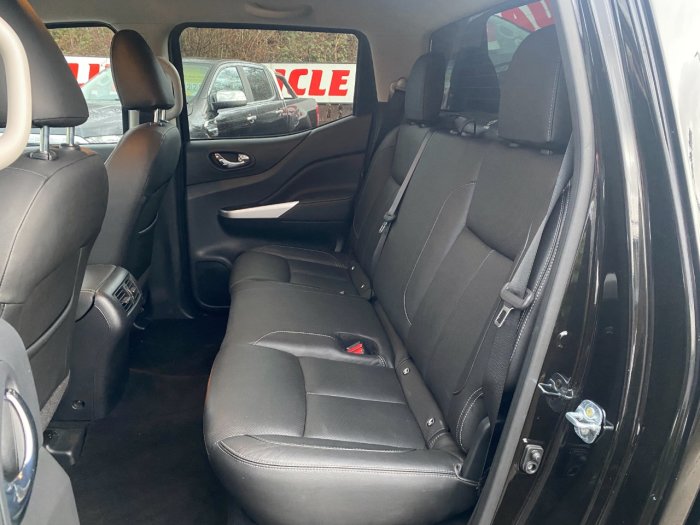 Nissan Navara Double Cab Pick Up Tekna 2.3dCi 190 4WD Pick Up Diesel Black