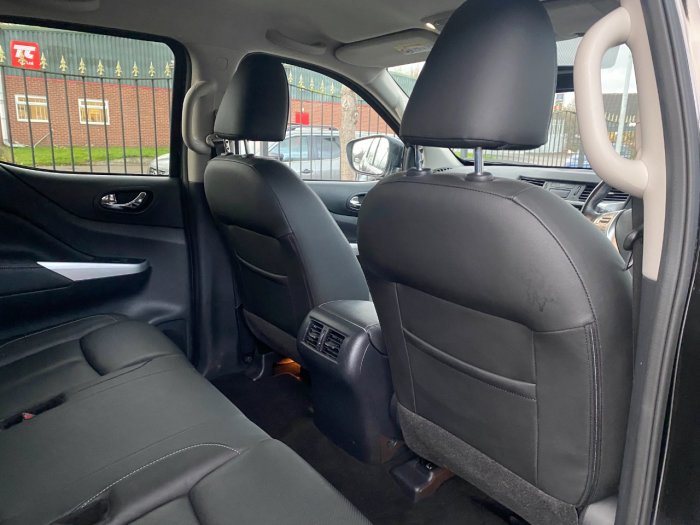Nissan Navara Double Cab Pick Up Tekna 2.3dCi 190 4WD Pick Up Diesel Black