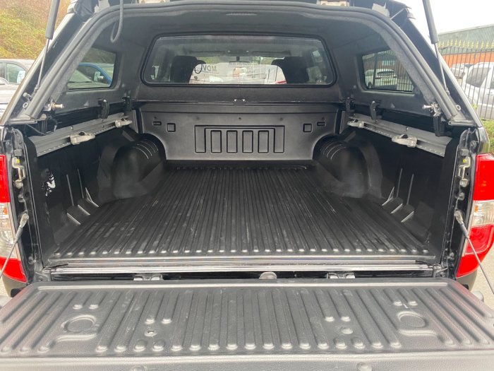 Nissan Navara Double Cab Pick Up Tekna 2.3dCi 190 4WD Pick Up Diesel Black