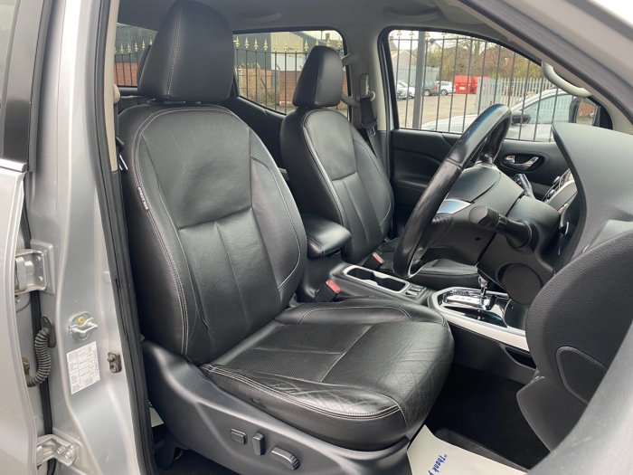 Nissan Navara Double Cab Pick Up Tekna 2.3dCi 190 4WD Auto Pick Up Diesel Silver