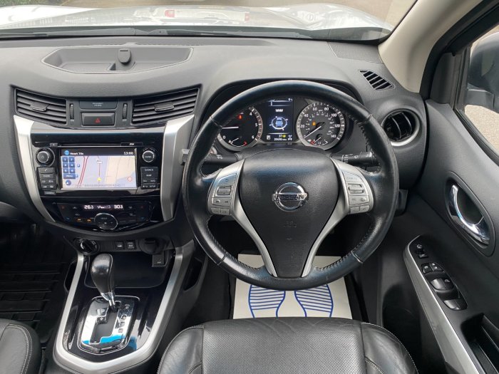 Nissan Navara Double Cab Pick Up Tekna 2.3dCi 190 4WD Auto Pick Up Diesel Silver