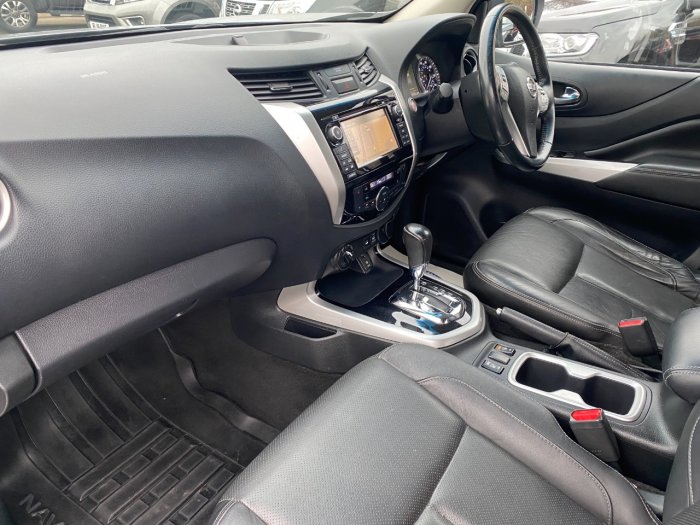 Nissan Navara Double Cab Pick Up Tekna 2.3dCi 190 4WD Auto Pick Up Diesel Silver