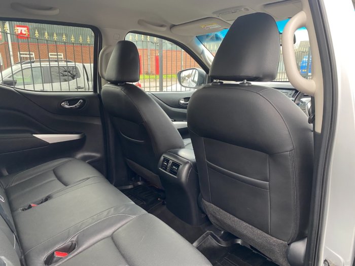 Nissan Navara Double Cab Pick Up Tekna 2.3dCi 190 4WD Auto Pick Up Diesel Silver