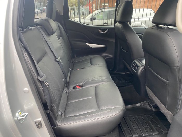 Nissan Navara Double Cab Pick Up Tekna 2.3dCi 190 4WD Auto Pick Up Diesel Silver