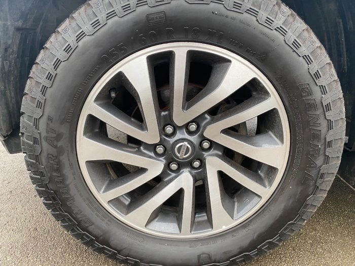 Nissan Navara Double Cab Pick Up Tekna 2.3dCi 190 4WD Auto Pick Up Diesel Silver