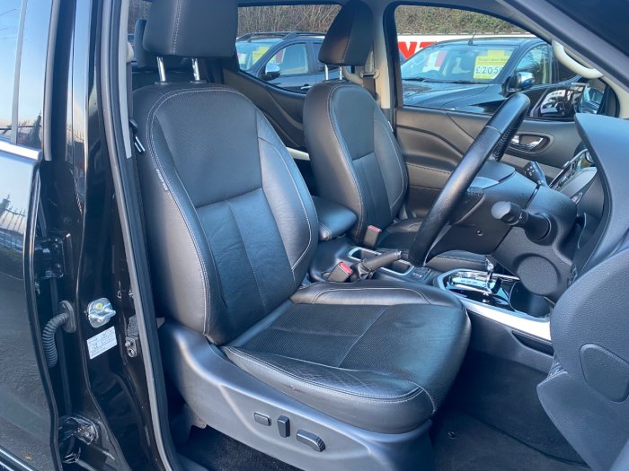 Nissan Navara Double Cab Pick Up Tekna 2.3dCi 190 4WD Auto Pick Up Diesel Black