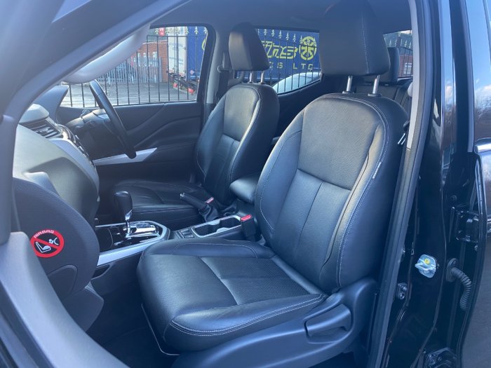 Nissan Navara Double Cab Pick Up Tekna 2.3dCi 190 4WD Auto Pick Up Diesel Black
