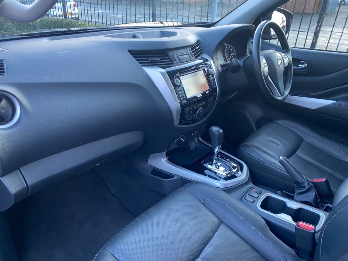 Nissan Navara Double Cab Pick Up Tekna 2.3dCi 190 4WD Auto Pick Up Diesel Black