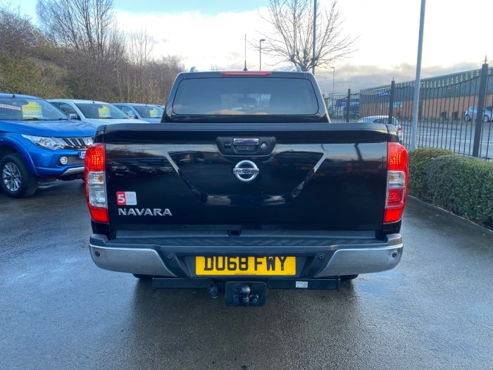 Nissan Navara Double Cab Pick Up Tekna 2.3dCi 190 4WD Auto Pick Up Diesel Black