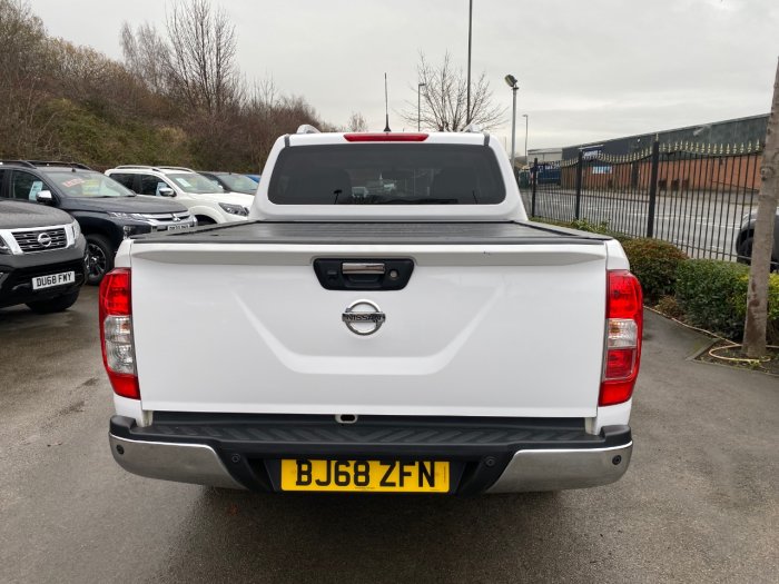 Nissan Navara Double Cab Pick Up Tekna 2.3dCi 190 4WD Pick Up Diesel White