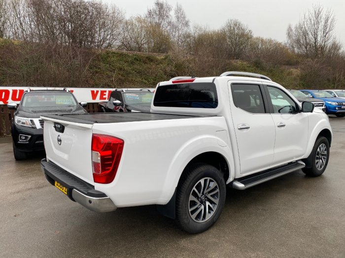 Nissan Navara Double Cab Pick Up Tekna 2.3dCi 190 4WD Pick Up Diesel White