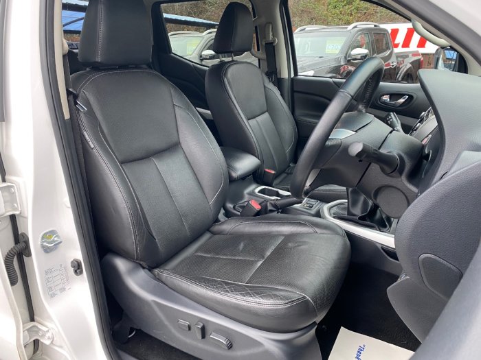 Nissan Navara Double Cab Pick Up Tekna 2.3dCi 190 4WD Pick Up Diesel White