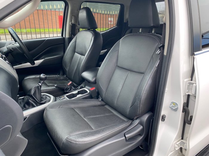 Nissan Navara Double Cab Pick Up Tekna 2.3dCi 190 4WD Pick Up Diesel White