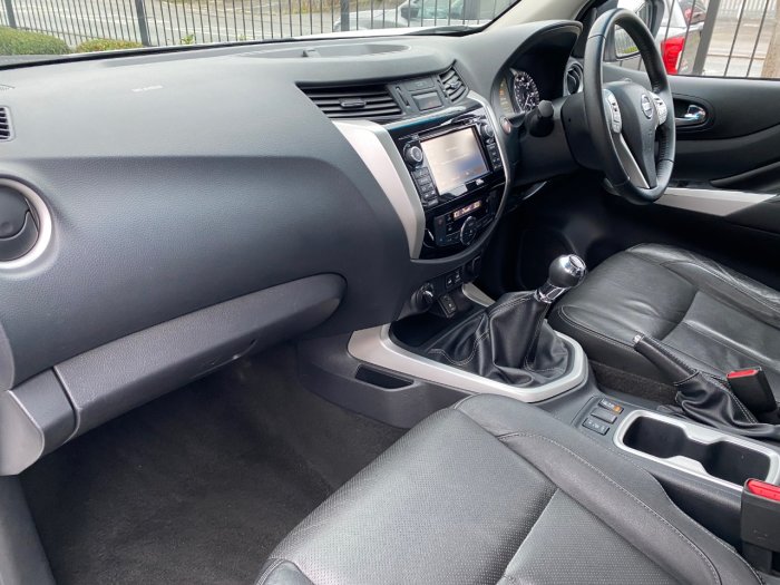 Nissan Navara Double Cab Pick Up Tekna 2.3dCi 190 4WD Pick Up Diesel White