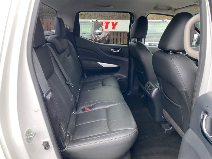 Nissan Navara Double Cab Pick Up Tekna 2.3dCi 190 4WD Pick Up Diesel White