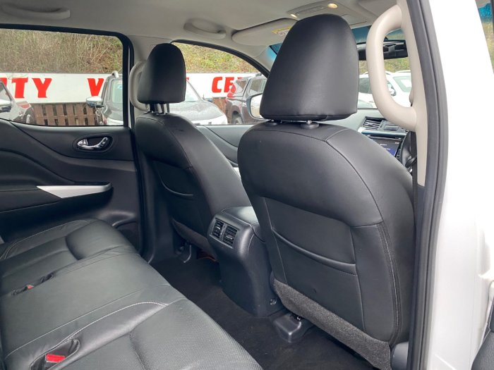 Nissan Navara Double Cab Pick Up Tekna 2.3dCi 190 4WD Pick Up Diesel White