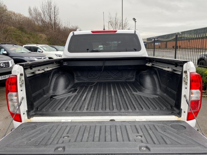 Nissan Navara Double Cab Pick Up Tekna 2.3dCi 190 4WD Pick Up Diesel White