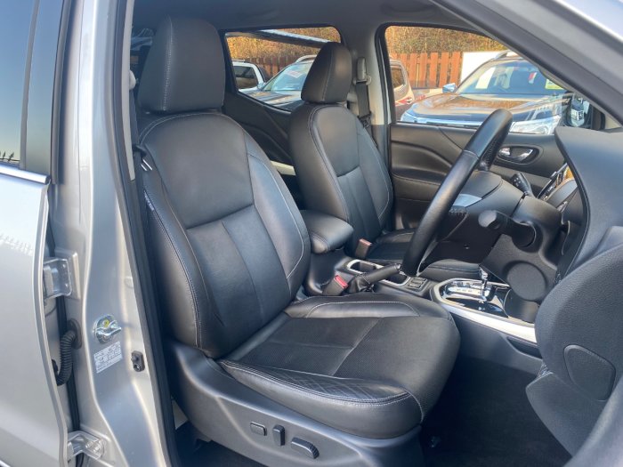Nissan Navara Double Cab Pick Up Tekna 2.3dCi 190 4WD Auto Pick Up Diesel Silver