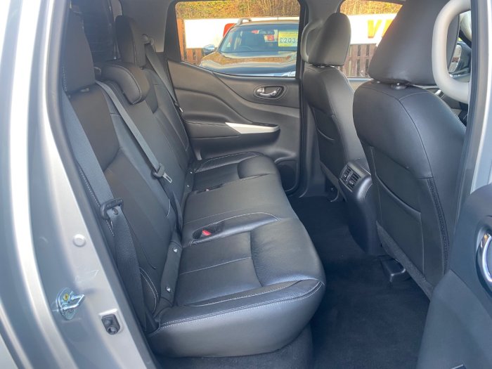 Nissan Navara Double Cab Pick Up Tekna 2.3dCi 190 4WD Auto Pick Up Diesel Silver