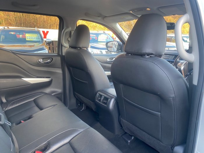 Nissan Navara Double Cab Pick Up Tekna 2.3dCi 190 4WD Auto Pick Up Diesel Silver