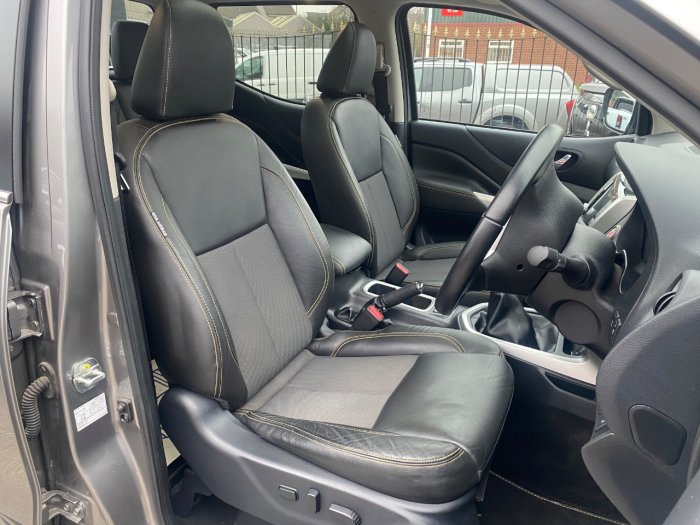 Nissan Navara Double Cab Pick Up N-Guard 2.3dCi 190 TT 4WD Pick Up Diesel Grey