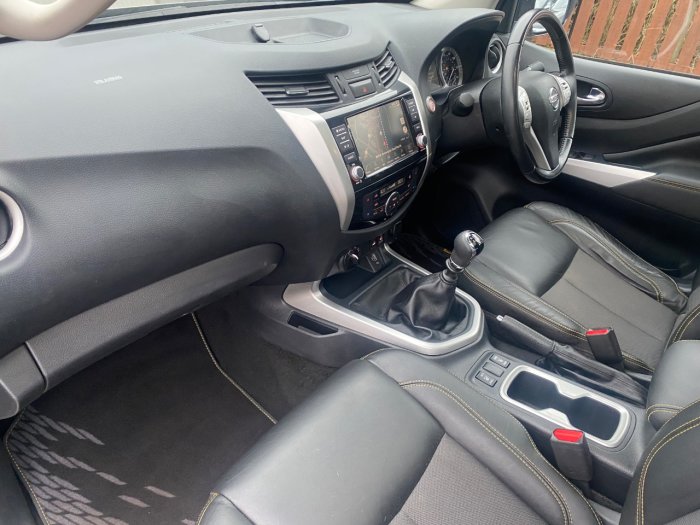 Nissan Navara Double Cab Pick Up N-Guard 2.3dCi 190 TT 4WD Pick Up Diesel Grey
