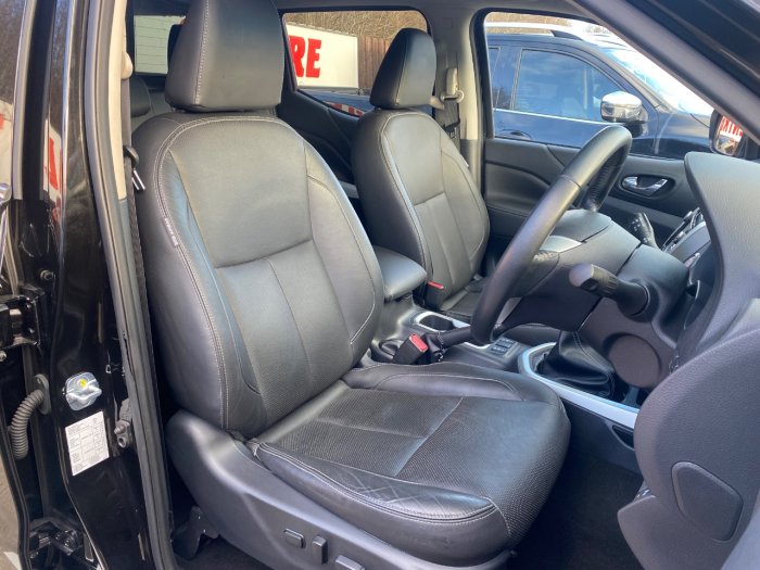 Nissan Navara Double Cab Pick Up Tekna 2.3dCi 190 4WD Pick Up Diesel Black