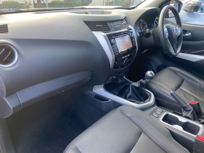 Nissan Navara Double Cab Pick Up Tekna 2.3dCi 190 4WD Pick Up Diesel Black